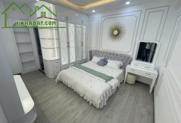 BÁN NHÀ 110m2 bê tông cốt thép,hẻm đường Phạm Hữu Lầu Q.7 sầm uất -- GIÁ nhỉnh 9 TỶ