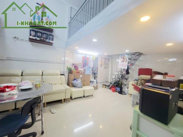 HIẾM CÓ - 5 TỶ HƠN - BÁN NHÀ ĐẸP HUỲNH VĂN BÁNH, P.13, PHÚ NHUẬN - SÁT HXH - 40M2 2 LẦU 3P - 2