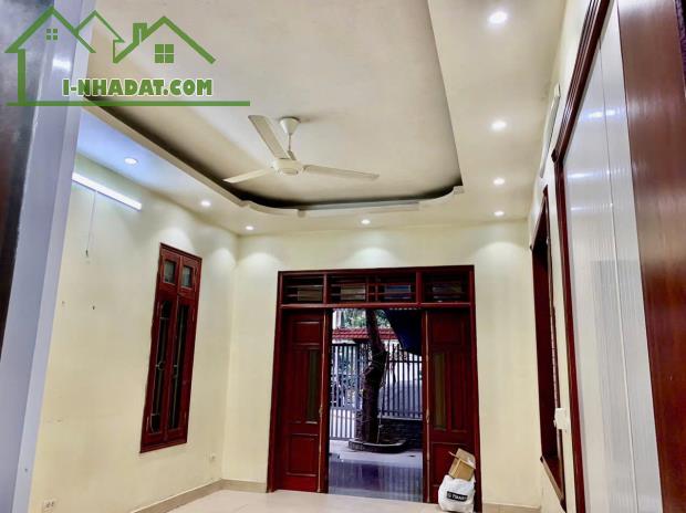 Cho thuê nhà tầng 1 Biệt Thự Pháp Vân 120m2, 2 ngủ, VP Trung tâm, Công ty 15 Triệu - 3
