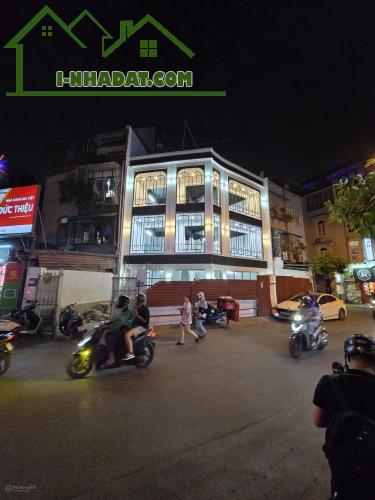BÁN NHÀ 4 TẦNG THANG MÁY LÔ GÓC MẶT PHỐ LINH LANG, DT 150M2, MT 15M, GIÁ 45 TỶ.