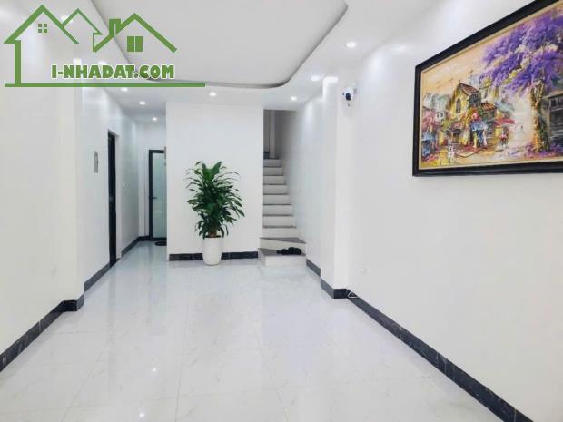 HIẾM, GIÁ NHỈNH 8 TỶ, DUY NHẤT 1 CĂN TRUNG TÂM PHỐ NGUYỄN VĂN CỪ 35M, THÔNG Ô TÔ,THANG MÁY