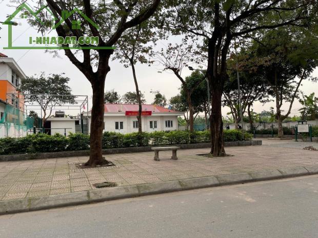 Bán đất Cự khối 40m - MT 4m - vuông vắn - oto đỗ cổng 3,4tỷ - 2