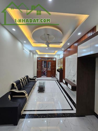 Chính chủ gửi Bán GẤP nhà 5 tầng Ngọc Lâm, ô tô cách 15m, 38m, MT 3.5m, nhỉnh 6 tỷ - 4