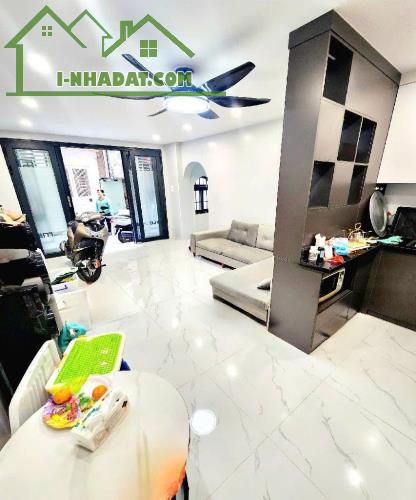 Bán nhà riêng phố Trần Khát Chân, ngõ 3 - gần phố - 40m2, 3 tầng, mặt tiền 5m - Nhỉnh 7 Tỷ - 1