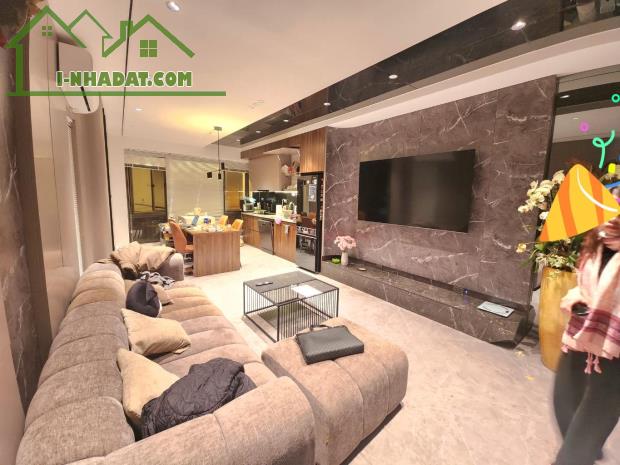 BÁN NHÀ PHỐ TRẠM, LONG BIÊN – 50M², 6 TẦNG, THANG MÁY, LÔ GÓC, Ô TÔ VÀO NHÀ – CHỈ 13 TỶ