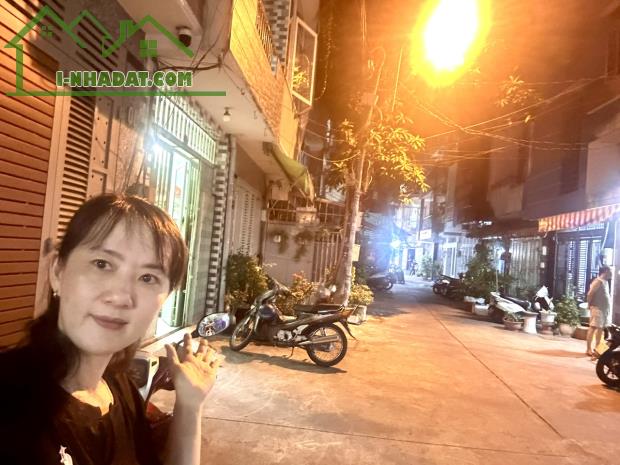 HẺM XE TẢI QUAY ĐẦU - KHU ĐƯỜNG SỐ P4.Q4 HIẾM NHÀ BÁN - GẦN HÀNG HÀNG VÀ HỒ BƠI. - 4