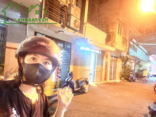 HẺM XE TẢI QUAY ĐẦU - KHU ĐƯỜNG SỐ P4.Q4 HIẾM NHÀ BÁN - GẦN HÀNG HÀNG VÀ HỒ BƠI.