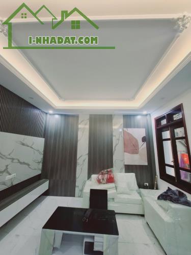 Siêu phẩm Nguyễn Văn Cừ, full nội thất , cách phố vài bước chân. Giá nhỉnh 6tỉ - 5
