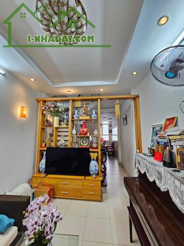 Nhà đông ngạc nhỉnh .( 6tỷ ) . 5tầng. ôtô đỗ cửa khu vực sầm uất an ninh tốt. Gần chợ , tr - 1