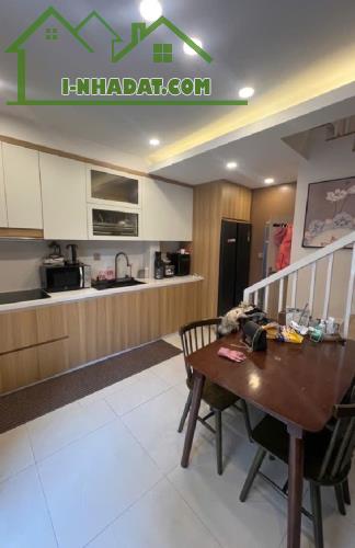 💥3,65 TỶ-- NHÀ 3 TẦNG - LONG BIÊN - NGÕ Ô TÔ TRÁNH - CÁCH PHỐ NGUYỄN VĂN CỪ 10M! í