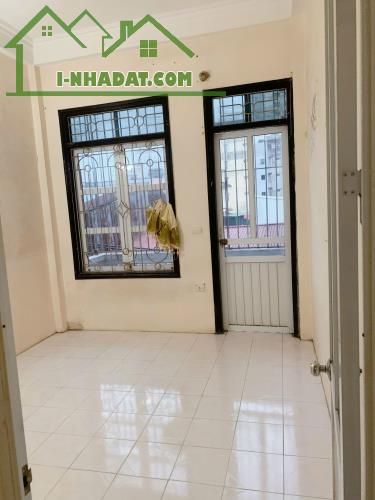 Bán Đất tặng nhà 3 tầng - ô tô đỗ cửa-  Ô tô tránh- Đường thông- Gần Trần Phú- ga tàu