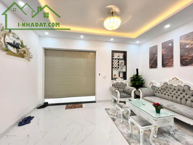 Bán nhà Phố Trạm 5 Tầng lô góc, DT 40 m2, 5PN 3WC 8Tỷ