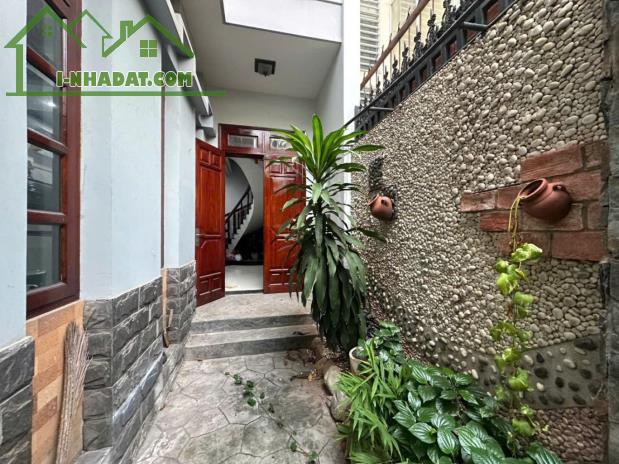 Bán nhà mặt tiền Tạ Quang Bửu, tặng nội thất, 6x18 chỉ 20 tỷ