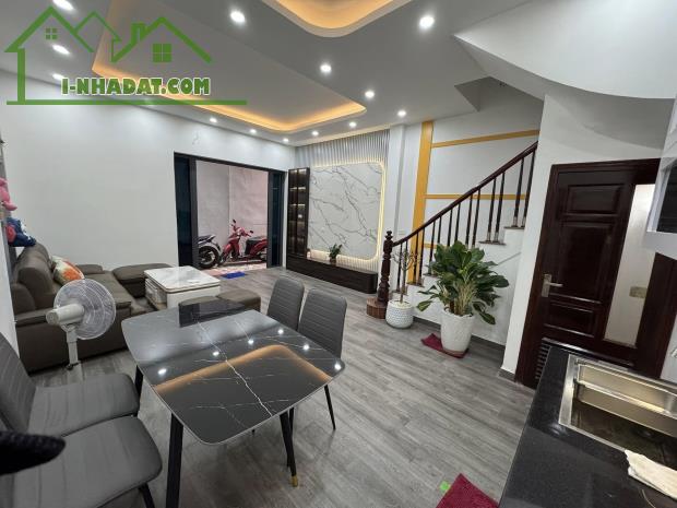BÁN NHÀ TRUNG TÂM CẦU GIẤY - FULL NỘI THẤT - 40M2 X 5M MT - GIÁ CHỈ NHỈNH 7 TỶ