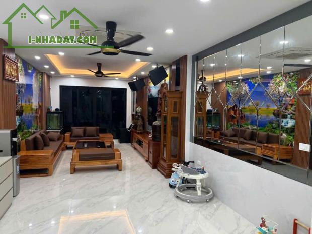 Gia chủ bán gấp nhà riêng 7 tầng thang máy Tư Đình ôtô vào nhà giá 18 tỷ