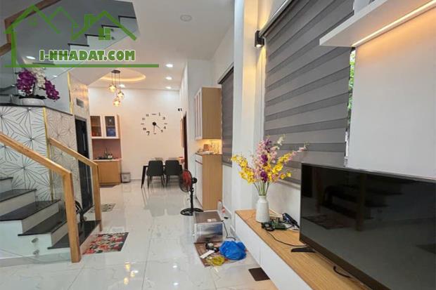 Bán nhà Huỳnh Văn Bánh Phú Nhuận, nhà đẹp 2 Tầng BTCT 45.2 m² nở hậu - Giá 6.7 tỷ TL