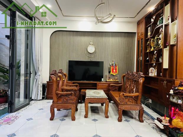 Quận 6,Gần MT Bà Hom, Ô tô, ngang 6 m, Nhà 4 tầng, 90 m2, giá rẻ.