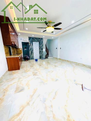 NHÀ MỚI- ĐẸP -Ở LUÔN PHỐ NGUYỄN VĂN CỪ- LONG BIÊN  51M2, 6 TẦNG, MẶT TIỀN  5M, 9.25 - 2
