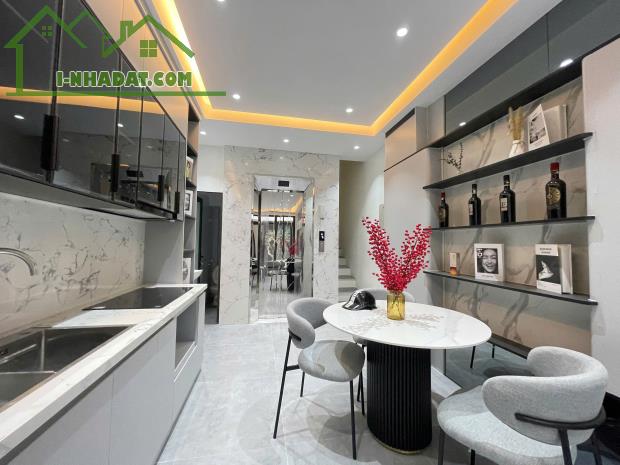 Hiếm ô tô vào nhà, thang máy, cách 1 nhà ra phố Ngô Thì Sỹ 5 tầng 33m2 full nội thất ở tốt
