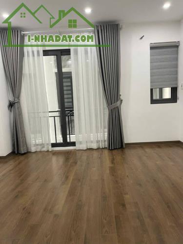Nhà mới Ngọc Thuỵ Long biên 30 5T MT4m giá 6.1 tỷ ô tô đỗ cổng