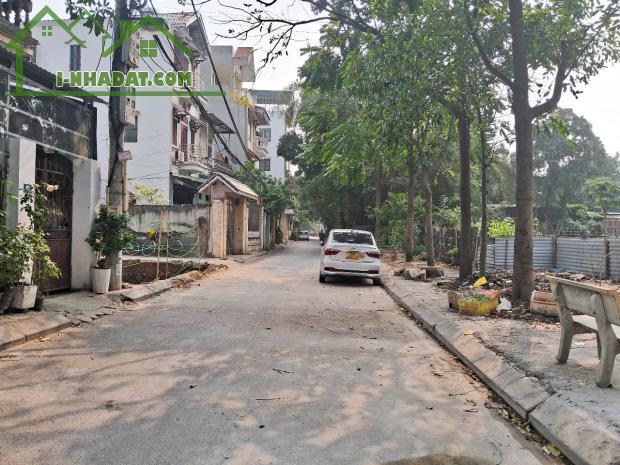 BÁN ĐẤT TẶNG NHÀ CẤP 4 LONG BIÊN - Ô TÔ TRÁNH - VÀI BƯỚC RA HỒ THẠCH BÀN - GẦN AEON MALL - 1