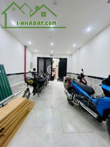 bán nhàHoàng Mai 61m Giáp Bát, gần ô tô, trường học, đủ PCCC