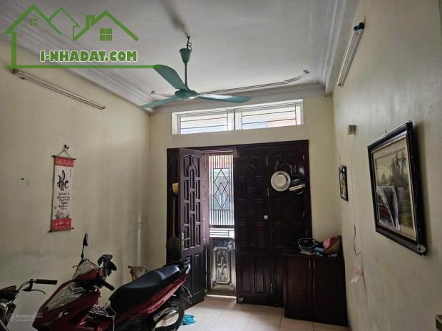 CHO THUÊ NHÀ ĐA SỸ, 3 TẦNG GIÁ 8 TRIỆU, Ô TÔ ĐỖ CỬA.