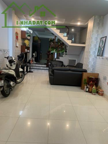 Nhà đẹp, Lạc Long Quân P10 Tân Bình, 50m2, 2 tầng hẻm 4m giá chỉ 5.2 tỷ