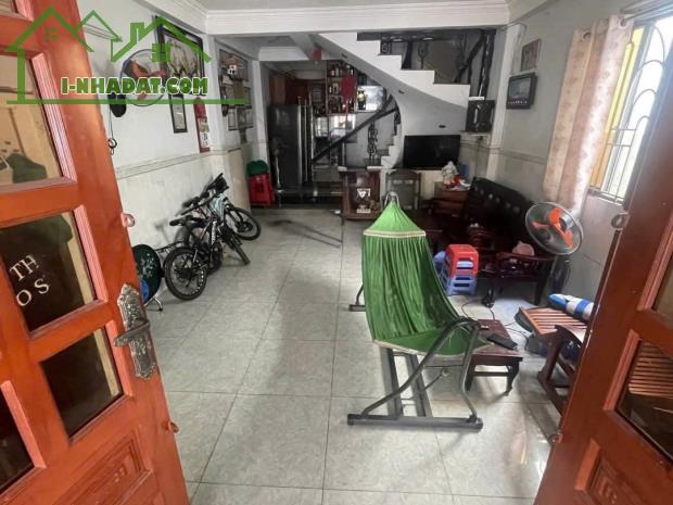 BÁN NHÀ KV LÊ VĂN LƯƠNG Q7 MT  8M - 32m2 5PN + SÂN THƯỢNG NHỈNH 4TỶ TL - 2