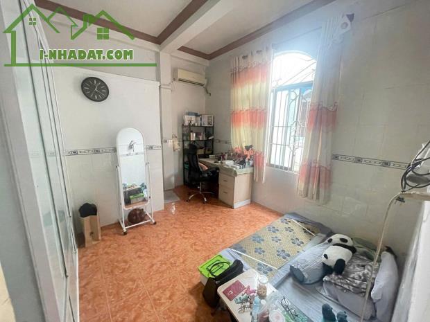 BÁN NHÀ KV LÊ VĂN LƯƠNG Q7 MT  8M - 32m2 5PN + SÂN THƯỢNG NHỈNH 4TỶ TL - 3