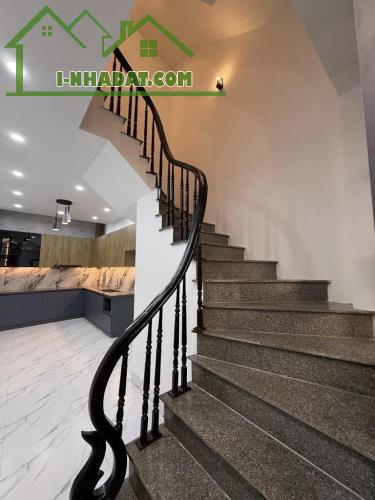 🌹BÁN NHÀ THỊNH QUANH - ĐỐNG ĐA 🌹
DT 37/40m2, 4 Tầng,Thoáng trước sau, trước nhà rộng - 4