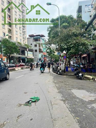 Bán nhà Lạc Long Quân: nhà dân xây, 2 thoáng, 50m ra oto, nhà đẹp