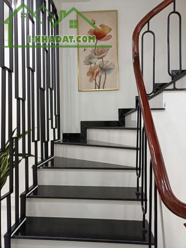 Nhà Ngọc Lâm 46m2x5T, ô tô tránh, kinh doanh, gần trường TH Ái Mộ, 12.9 tỷ 0976285499