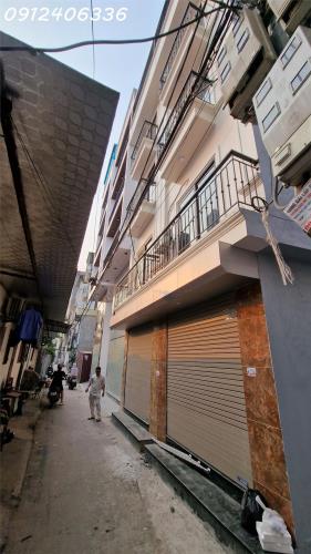 Cần bán nhà Long Biên, phố Đàm Quang Trung, 30m², mặt ngõ thông, nhà 5 tầng thoáng mát,