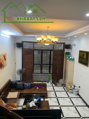 bán nhà Hoàng Mai 60m Định Công Thượng, ngõ rộng, sổ vuông tiện ích bạt ngàn