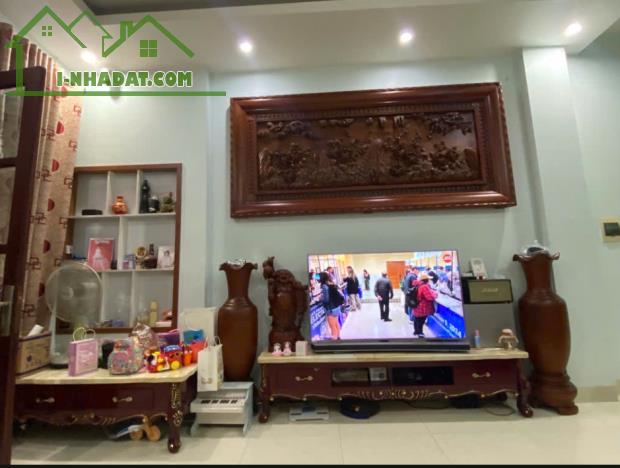 Cần bán nhà phố TRƯƠNG ĐỊNH  , #40m2 , chỉ hơn 7 tỷ , 6 tầng , ô tô vào tậ cửa , cókaraoke