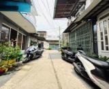 Nhà sạch sẽ hẻm xe hơi, cách chợ Gò Xoài 500m, SH vuông vức, không lộ giới. Giá 3,35 tỷ