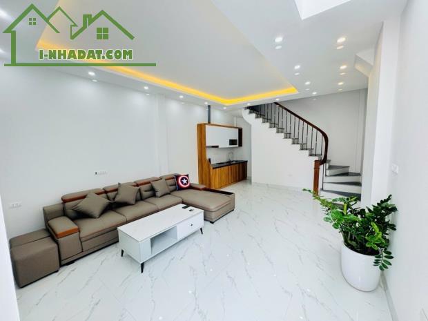 HIẾM! Nhà 5 tầng mới koong Giang Biên, lô góc, nội thất, ô tô đỗ cổng, 30m, giá 5 tỷ xíu