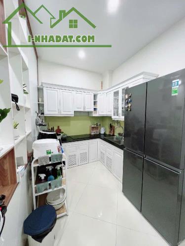 BÁN NHÀ DÂN XÂY PHẠM VĂN ĐỒNG, LÔ GÓC, MẶT TIỀN 6m, THẲNG 30M RA PVĐ
