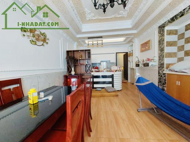 🏠NHÀ HẺM XE HƠI THÔNG. *️⃣ Diện tích 72M2 - 3 tầng. *️⃣ Giá 6ty. Thương lượng 9 chủ. *️⃣
