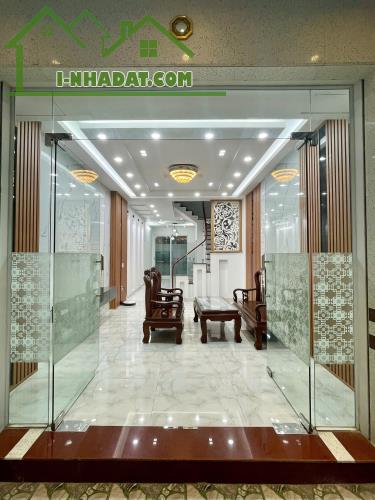 Nhà 82mx 4 tầng độc lập sân cổng riêng đường Vũ Chí Thắng. Giá rẻ