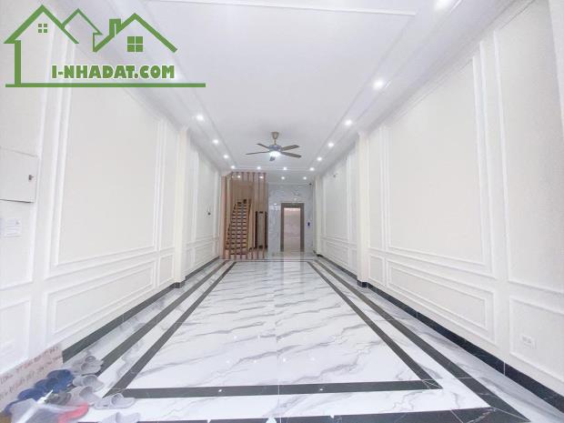 TÌM ĐÂU RA VĂN QUÁN 5 TẦNG THANG MÁY Ô TÔ LẠI NGỦ TRONG NHÀ MÀ GIÁ NHỈNH 9 TỶ NỮA. - 1