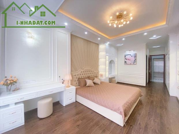 TÌM ĐÂU RA VĂN QUÁN 5 TẦNG THANG MÁY Ô TÔ LẠI NGỦ TRONG NHÀ MÀ GIÁ NHỈNH 9 TỶ NỮA.