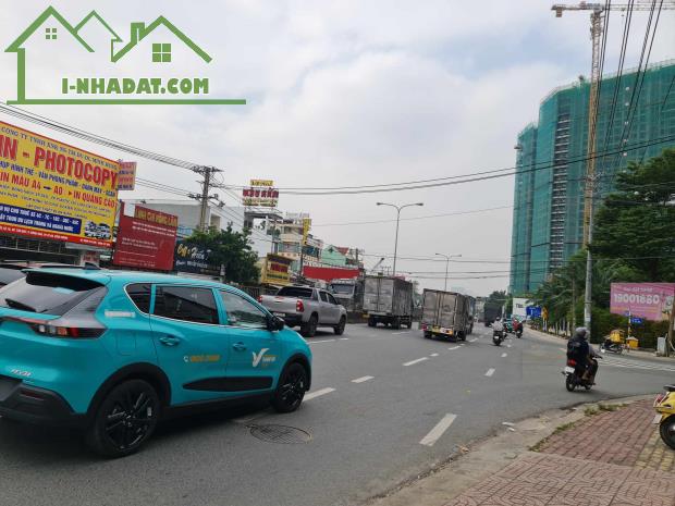 Giảm 4 tỷ , Mặt Tiền QL 1K , 243m2 , 3 Tầng , 14 phòng, ( ngang 8 mét ) , Lh 0939208616