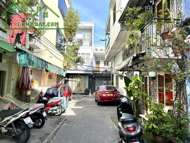 CHÍNH CHỦ CẦN BÁN NHÀ MẶT TIÊN ĐƯỜNG SỐ Q4- XE HƠI QUAY ĐẦU THOẢI MÁI.