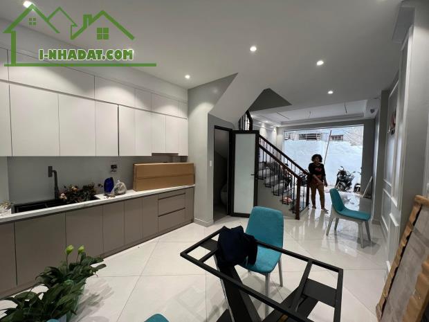 Bán nhà Dương Văn Bé   43 m-5 tầng -8,5 tỷ   - Nhà mình bán 5 tầng mới kính koog, ngõ trư