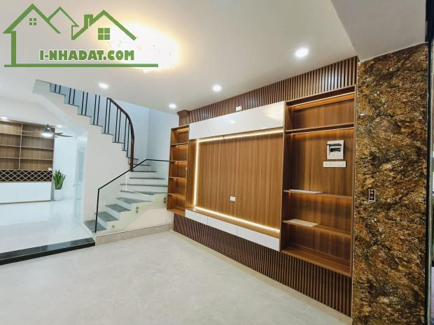 Siêu Phẩm Hai Bà Trưng 43m - Ô Tô Vào Nhà, Ngõ Thông Các Ngả - Giá Cực Hợp Lý - 2