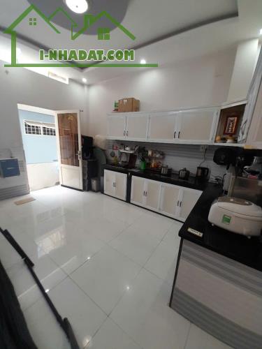 HOÀNG MINH ĐẠO Q.8 - F.5 - ÔTÔ, GẦN CHỢ - NHÀ MỚI - 68.5 M2 - 3 LẦU (4 * 17.2 ).GIÁ 8 TỈ - 4