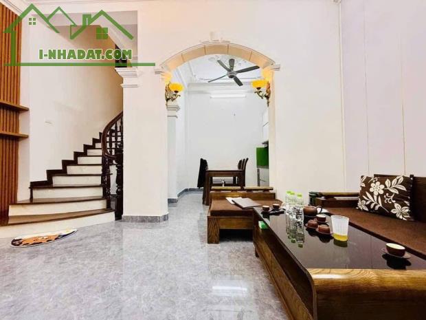 Nhà Mới Tặng Lại Nội Thất DT30m2+5Tầng Giá6.9Tỷ Phố Cầu Giấy Ngõ Rộng