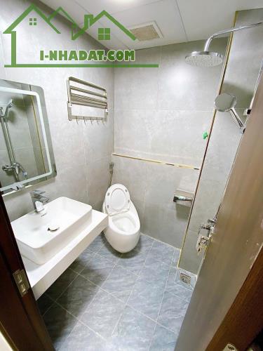 Nhà Mới Tặng Lại Nội Thất DT30m2+5Tầng Giá6.9Tỷ Phố Cầu Giấy Ngõ Rộng - 2